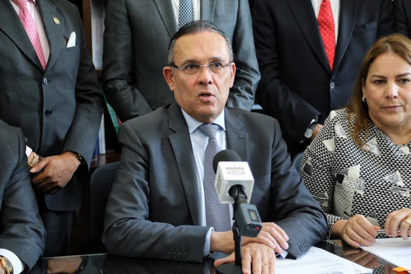 Senador Efraín Cepeda al radicar la iniciativa que favorecería a Puerto Colombia.