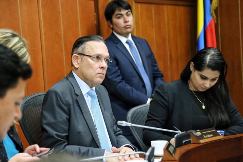 Senador Efraín Cepeda durante sesión de la Comisión de Ordenamiento Territorial. Lo campaña la congresista Laura Fortich