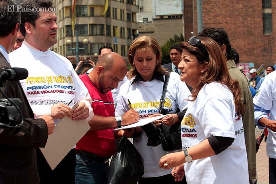 Ex senadora Jiménez recolectando firmas