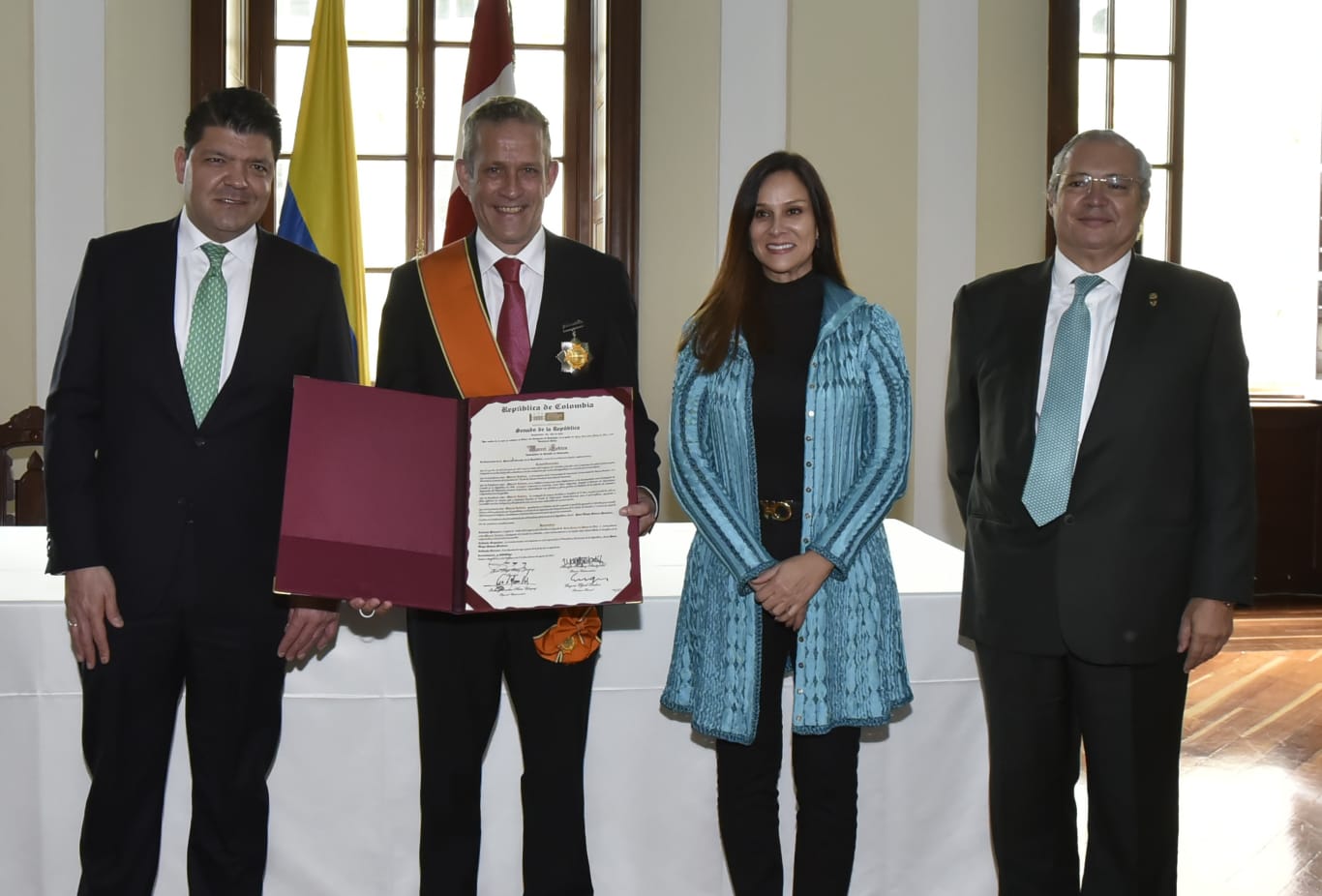 IMG condecoracionEmbajadorCanada