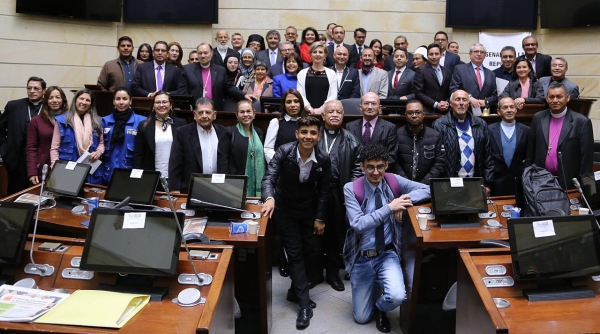 En la audiencia pública participaron comunidades de todos los credos.
