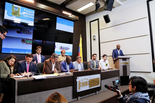 Varios de los integrantes de la bancada multipartidista, al presentar el paquete de proyectos en pro de la salud